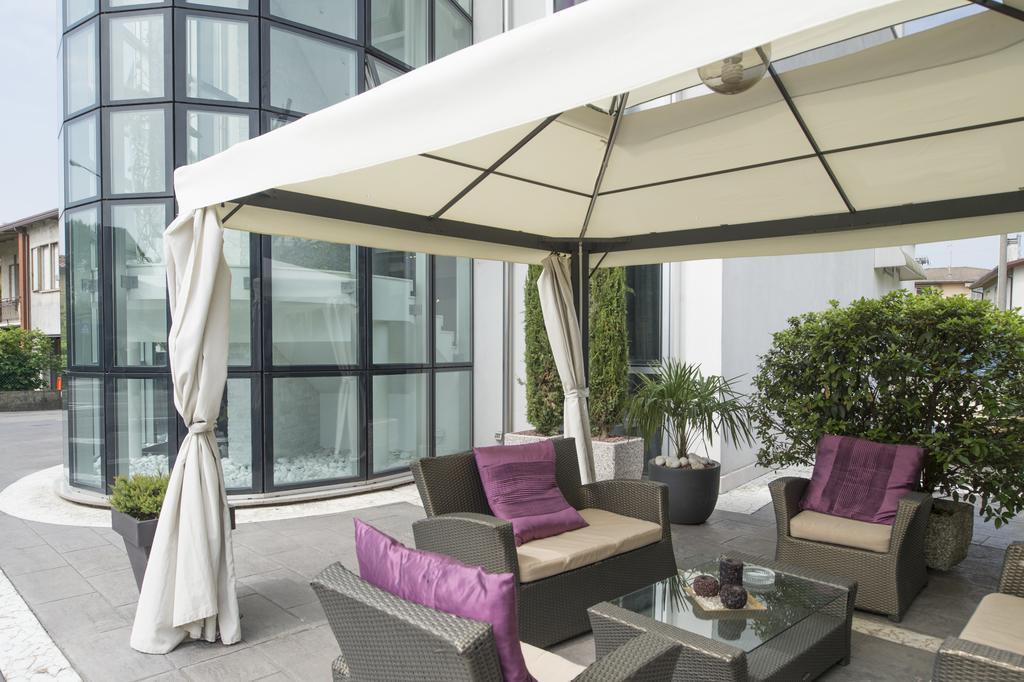 Hotel In - Lounge Room Cazzago  Exteriör bild